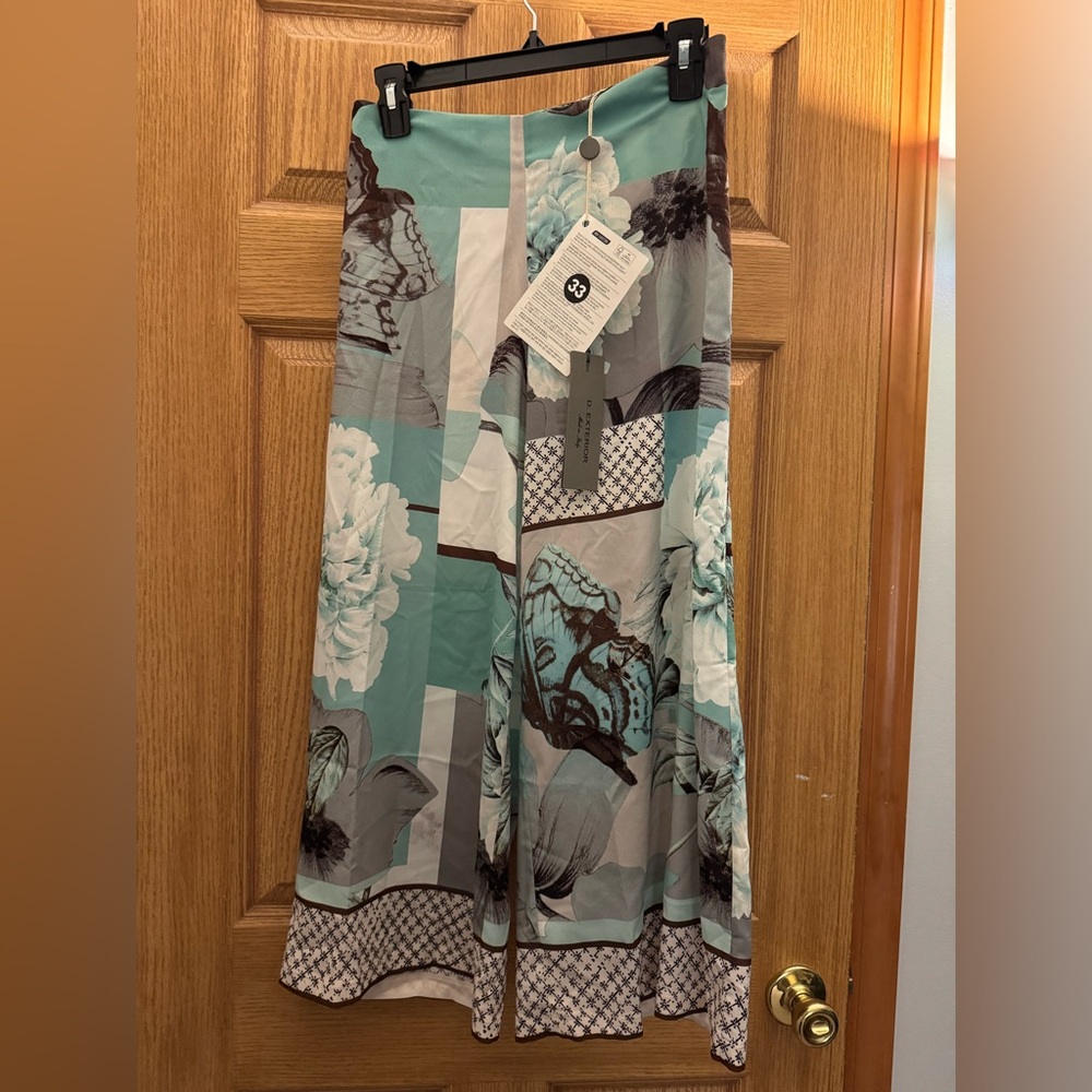 NWT D-Exterior Floral Wide-Leg Cropped Pants